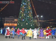 В Петропавловске провели парад Дедов Морозов и зажгли новогоднюю елку