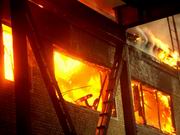 Мать и дочь, спасаясь от огня, выпрыгнули из окна четвертого этажа