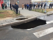 Упавшим в яму при обрушении асфальта на улице Лермонтова выплатили компенсацию