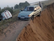 Автомобиль с пассажирами чуть не сорвался с обрыва в Усолку