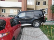 Аким Алматы рассказал, что делать с припаркованными на тротуаре машинами