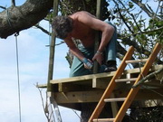Житель Лисаковска строит дом на дереве для детей всего района