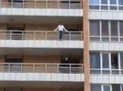 28-летняя астанчанка пыталась сброситься с балкона после ссоры с парнем