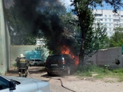 Два автомобиля сгорели во дворе павлодарской многоэтажки во время розыгрыша миллиона тенге