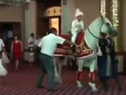 Взбесившаяся лошадь с ребенком в седле напугала гостей на тое