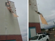Облицовка нового дома рухнула на авто в Алматы