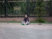Переодетый в бомжа пранкер показал, сколько можно заработать за день в Алматы