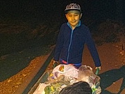 Школьник вручную убрал гору мусора соседнего двора в Алматы