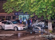 Девушка на автомобиле снесла забор в школе по улице Толстого и врезалась в дерево