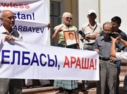 Группа алматинцев требовала справедливости перед офисом 