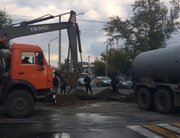  Течь под землей заставила коммунальщиков перекрыть часть улицы в Павлодаре