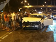 В Алматы пьяный водитель Mercedes снес столб и сбежал с пассажирами