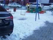Стихийную парковку устроили павлодарцы на детской площадке