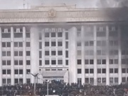 Протестующие штурмуют акимат Алматы, здание загорелось (Видео)