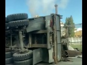 В Павлодаре прицеп открепился от грузовика и перевернулся