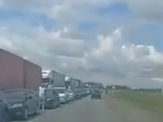 Россияне бегут в Казахстан: 5-километровую очередь на границе сняли на видео