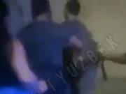 Узбекские полицейские ударили электрошокером туристов из Казахстана (Видео)