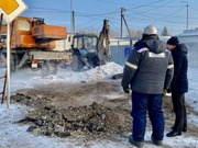 В Павлодаре устраняют повреждение на теплосетях