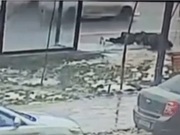 Автобусная остановка рухнула на людей в Астане: есть пострадавшие (Видео)