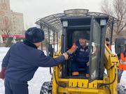 Водитель погрузчика снегом потушил горящий автомобиль в Павлодаре