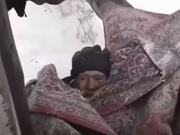 «Завернулся в ковер»: замерзающего на улице дедушку сняли на видео в Костанае