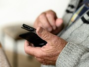 Пожилой мужчина установил приложение банка на телефон и узнал свою реальную пенсию