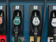 Казахстанцам запретили вывозить топливо в 20-литровых канистрах