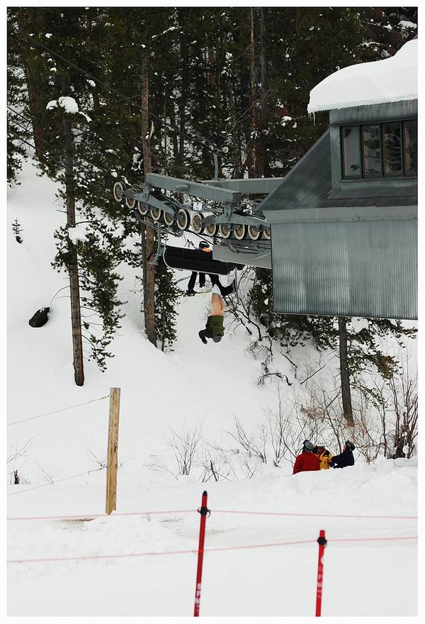 15 минут в таком унизительном положении провисел 1 января этого года 48-летний мужчина, который решил воспользоваться услугами подъемника на горнолыжном курорте в Колорадо