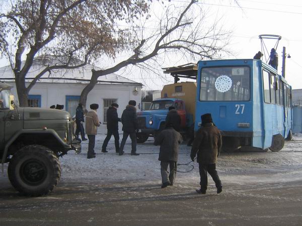 Трамвай в Павлодаре сошел с рельс и врезался в гараж частного дома