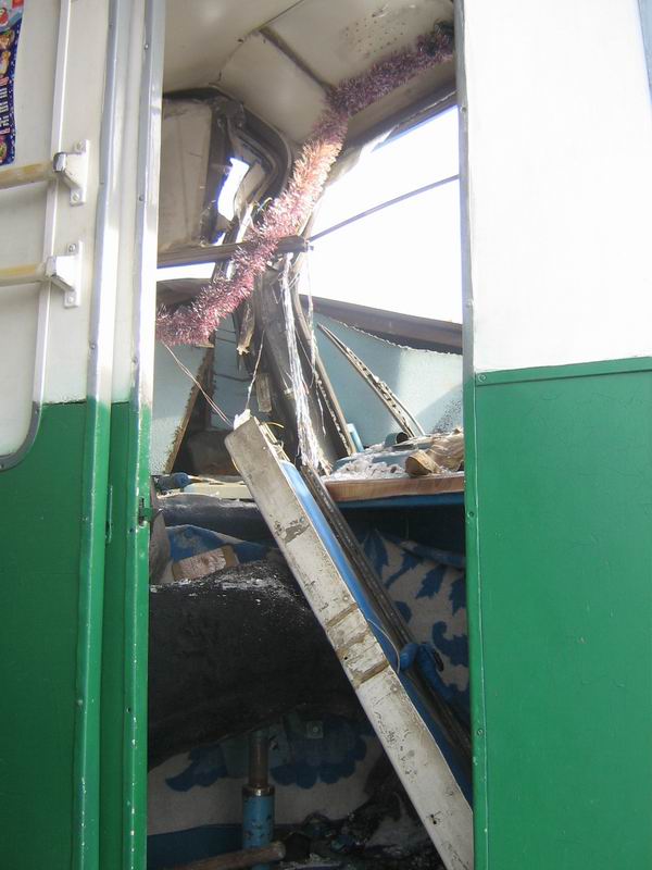 Трамвай в Павлодаре сошел с рельс и врезался в гараж частного дома